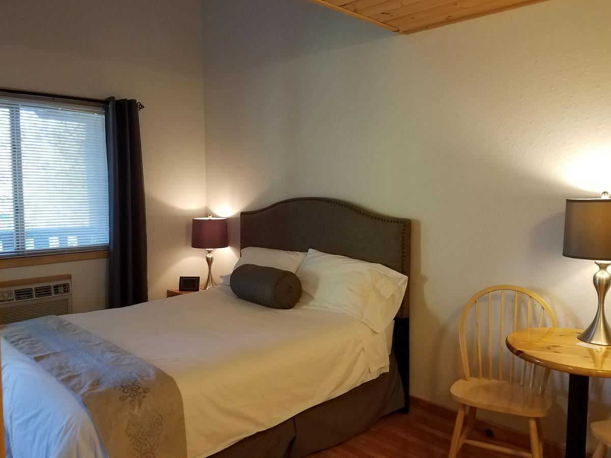 Lenroot Lodge Seeley Extérieur photo